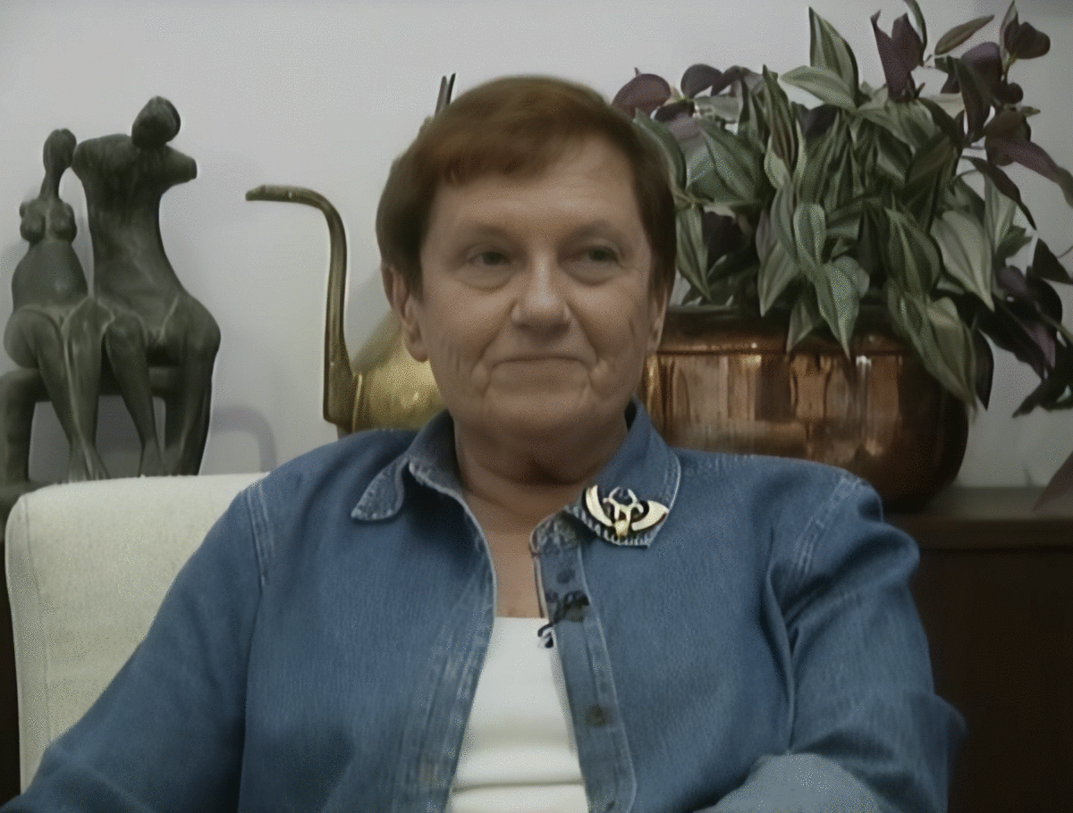 Nina Muller in her living room, Tel Aviv, 1999